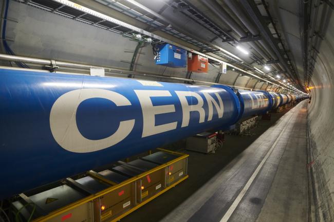 Pierścień akceleratora LHC w tunelu pod Point 1 (eksperyment ATLAS). Źródło: Hertzog, Samuel Joseph: CERN