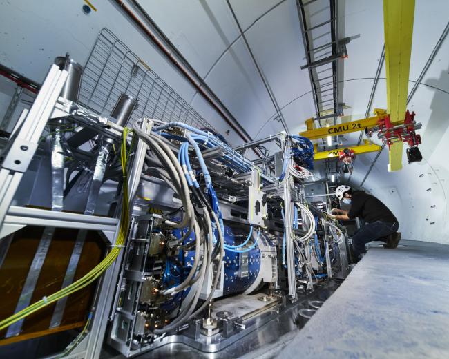 Instalacja detektora eksperymentu FASER w tunelu LHC. Źródło: CERN