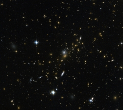 Zdjęcie fragmentu nieba zawierające gromadę galaktyk
