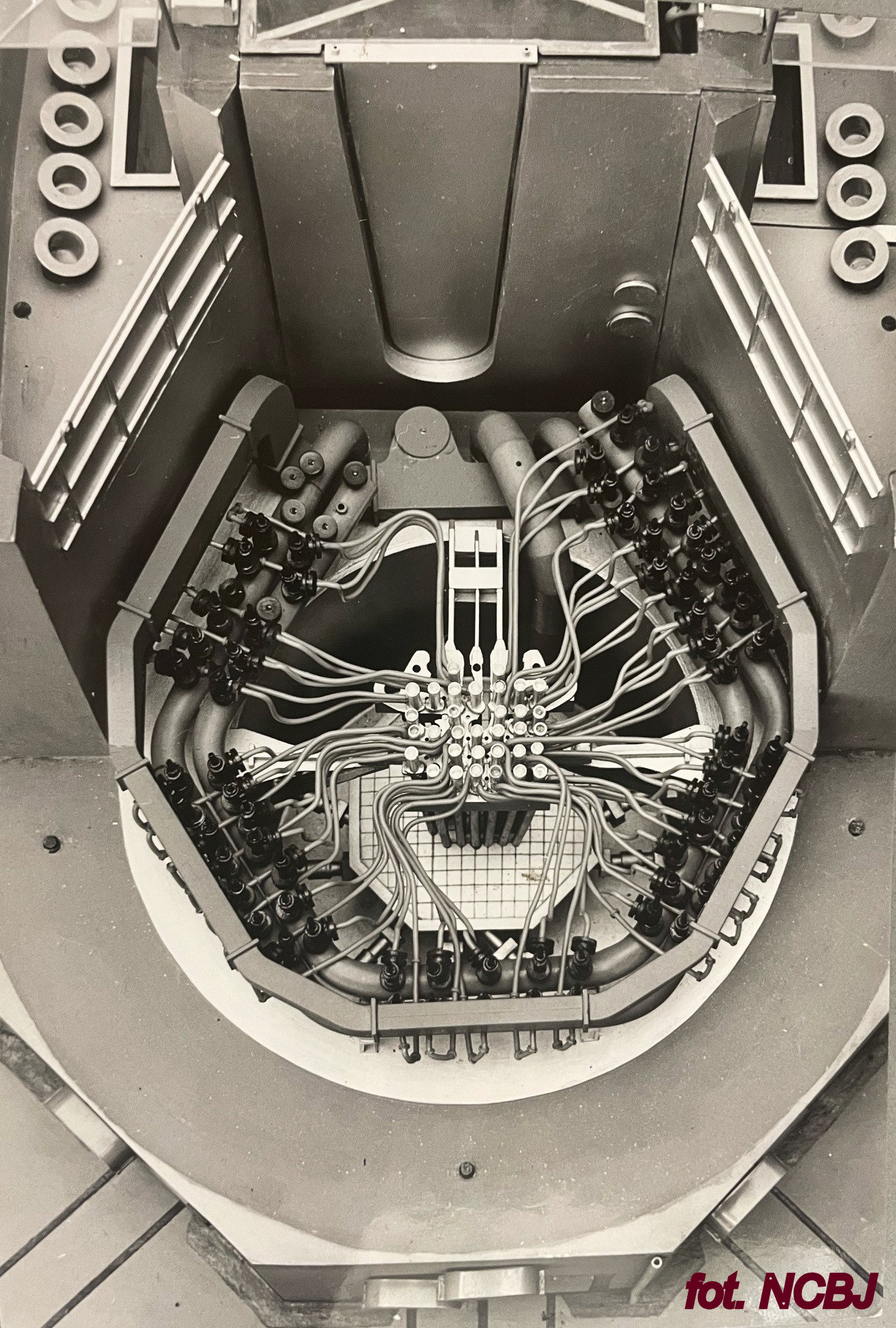Makieta wnętrza basenu reaktora MARIA