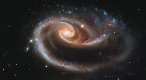 Zdjęcie z Hubble'a wykonane 17 grudnia 2010 r. W kwietniu 2011 roku amerykańska rządowa agencja kosmiczna NASA świętowała 21. rocznicę swojego istnienia, publikując zdjęcie galaktyk spiralnych ułożonych w kształt róży. Źródło: NASA