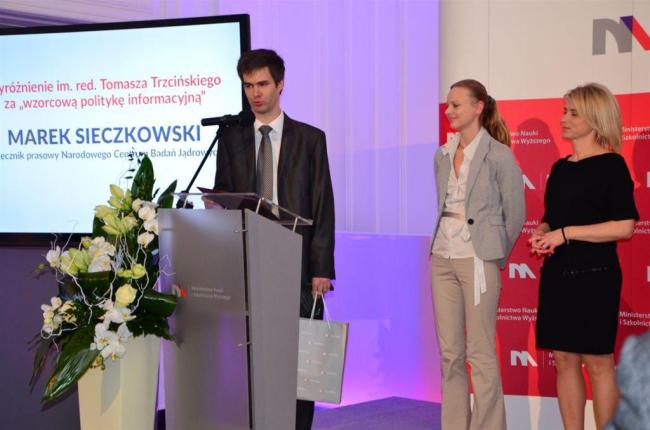 Marek Sieczkowski (L), rzecznik prasowy Narodowego Centrum Badań Jądrowych w Świerku, Urszula Rybicka (C), red. prowadząca Serwis Nauka w Polsce PAP oraz Lidia Sobańska (P) członek Zarządu PAP SA. Fot. PAP/ B.Szumiec-Presch