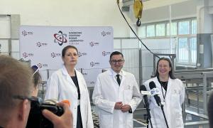 Konferencja prasowa 5.08.2025 poświęcona uzyskaniu nowego, bezterminowego zezwolenia na eksploatację reaktora badawczego MARIA. Na zdjęciu od prawej: prof. Agnieszka Pollo, p.o. Dyrektora NCBJ, Minister Energii Miłosz Motyka, dr Jadwiga Witek, Rzecznik Prasowy NCBJ