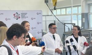 Konferencja prasowa 5.08.2025 poświęcona uzyskaniu nowego, bezterminowego zezwolenia na eksploatację reaktora badawczego MARIA. Na zdjęciu od prawej: prof. Agnieszka Pollo, p.o. Dyrektora NCBJ, Minister Energii Miłosz Motyka, dr Jadwiga Witek, Rzecznik Prasowy NCBJ