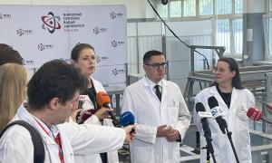 Konferencja prasowa 5.08.2025 poświęcona uzyskaniu nowego, bezterminowego zezwolenia na eksploatację reaktora badawczego MARIA. Na zdjęciu od prawej: prof. Agnieszka Pollo, p.o. Dyrektora NCBJ, Minister Energii Miłosz Motyka, dr Jadwiga Witek, Rzecznik Prasowy NCBJ