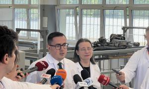 Konferencja prasowa 5.08.2025 poświęcona uzyskaniu nowego, bezterminowego zezwolenia na eksploatację reaktora badawczego MARIA. Na zdjęciu od prawej: prof. Agnieszka Pollo, p.o. Dyrektora NCBJ, Minister Energii Miłosz Motyka