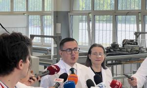Konferencja prasowa 5.08.2025 poświęcona uzyskaniu nowego, bezterminowego zezwolenia na eksploatację reaktora badawczego MARIA. Na zdjęciu od prawej: prof. Agnieszka Pollo, p.o. Dyrektora NCBJ, Minister Energii Miłosz Motyka