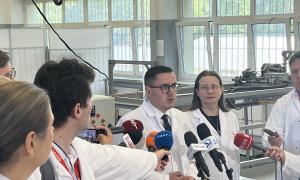 Konferencja prasowa 5.08.2025 poświęcona uzyskaniu nowego, bezterminowego zezwolenia na eksploatację reaktora badawczego MARIA. Na zdjęciu od prawej: prof. Agnieszka Pollo, p.o. Dyrektora NCBJ, Minister Energii Miłosz Motyka