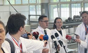 Konferencja prasowa 5.08.2025 poświęcona uzyskaniu nowego, bezterminowego zezwolenia na eksploatację reaktora badawczego MARIA. Na zdjęciu od prawej: prof. Agnieszka Pollo, p.o. Dyrektora NCBJ, Minister Energii Miłosz Motyka