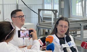 Konferencja prasowa 5.08.2025 poświęcona uzyskaniu nowego, bezterminowego zezwolenia na eksploatację reaktora badawczego MARIA. Na zdjęciu od prawej: prof. Agnieszka Pollo, p.o. Dyrektora NCBJ, Minister Energii Miłosz Motyka