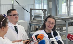 Konferencja prasowa 5.08.2025 poświęcona uzyskaniu nowego, bezterminowego zezwolenia na eksploatację reaktora badawczego MARIA. Na zdjęciu od prawej: prof. Agnieszka Pollo, p.o. Dyrektora NCBJ, Minister Energii Miłosz Motyka